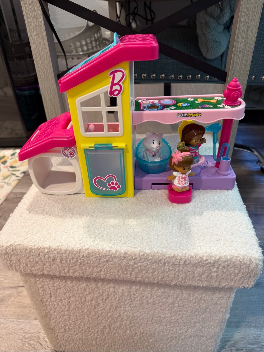 Fisher-Price Little People Pet Grooming Salon Playset Dog Groomer Vet Toy Figure - Picture 3 of 12